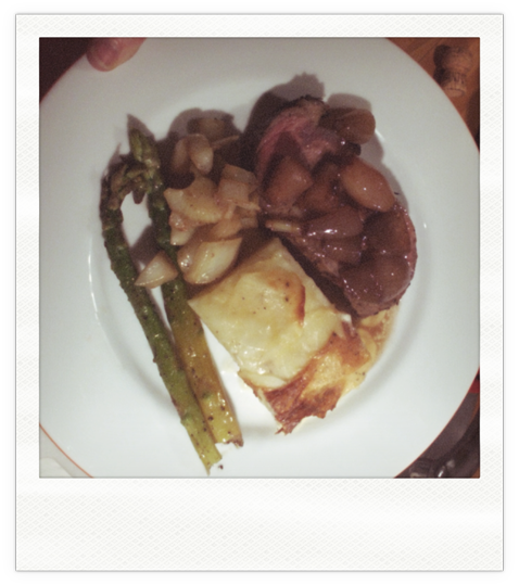 Roastbeef mit Balsamico-Schalottensoße, Kartoffelgratin, Fenchel und karamelisierter grüner Spargel