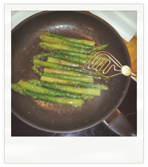Karamelisierter grüner Spargel
