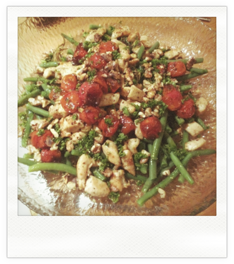 Warmer Hühnchensalat mit Bohnen und gerösteten Tomaten