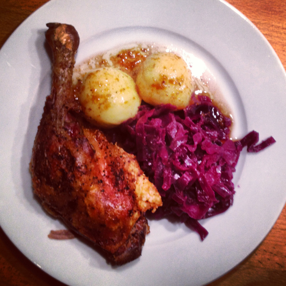 Entenkeule mit selbstgemachtem Rotkohl und selbstgemachten Kartoffelklößen