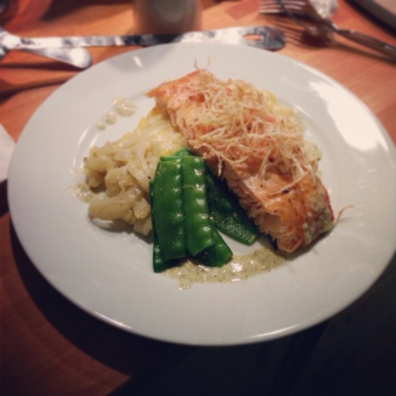 Lachs auf Zedernholz im Backofen gegart